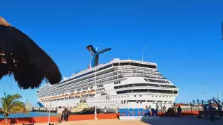 Comerciantes hacen su agosto con la llegada de cinco mil pasajeros del Carnival Valor