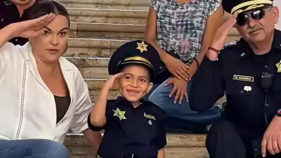 El nuevo jefe de la policía meridana saludó a los oficiales quienes se encargan de resguardar el Palacio Municipal El nuevo jefe de la policía meridana saludó a los oficiales quienes se encargan de resguardar el Palacio Municipal