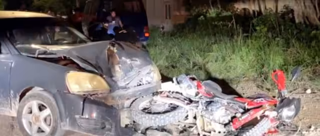 El motociclista fue proyectado varios metros