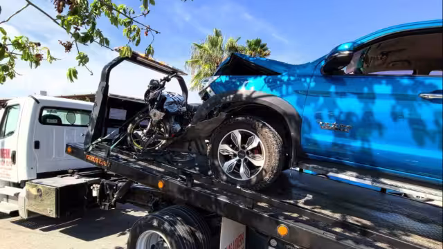 La camioneta que atropelló al motociclista sufrió daños importantes.