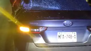 El auto familiar presentó con daños de consideración luego del impacto con el tráiler.