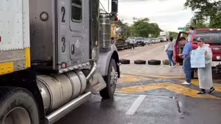 El bloqueo carretero se mantuvo durante casi tres horas y afectó a automovilistas que transitaban por la vía