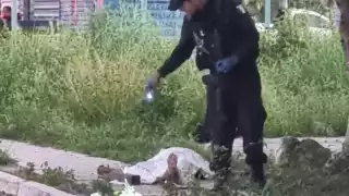 El cuerpo de la víctima quedó tendido sobre la banqueta.