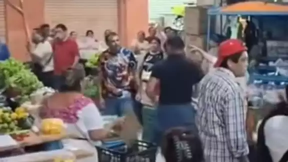 Los dos hombres fueron arrestados por alterar el orden público