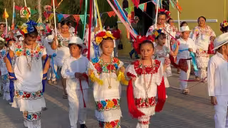 Mini Angaripola y Vaquería honran a madres en primaria