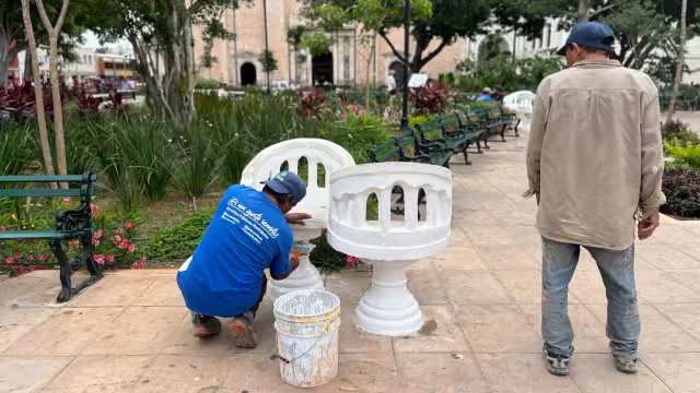 Personal de Servicios Públicos Municipales aplica trabajos de pintura sobre las sillas de los confidentes