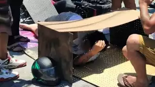 Debido a las lesiones, uno de los motociclistas fue evaluado por paramédicos y trasladado a un hospital