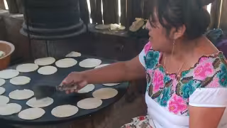 La tortilla mantiene su función como alimento accesible y constante en la dieta mexicana