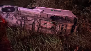 La camioneta terminó fuera de la cinta de rodamiento tras volcar