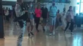 Activan protocolos internacionales de seguridad en el AIC para la detención de un pasajero