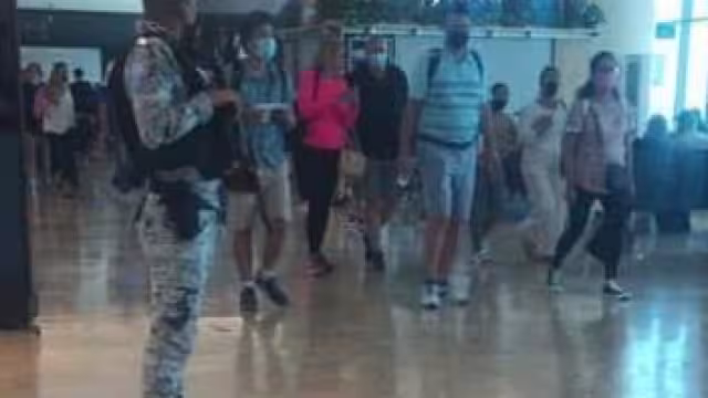 Activan protocolos internacionales de seguridad en el AIC para la detención de un pasajero