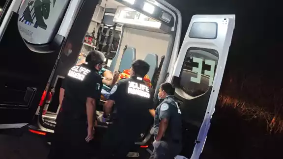 Un hombre bajó de la motocicleta con su machete para internarse en la vegetación de los terrenos baldíos, por lo que los policías corrieron tras él Un hombre bajó de la motocicleta con su machete para internarse en la vegetación de los terrenos baldíos, por lo que los policías corrieron tras él