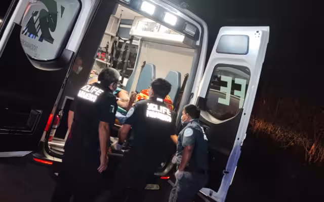 Un hombre bajó de la motocicleta con su machete para internarse en la vegetación de los terrenos baldíos, por lo que los policías corrieron tras él