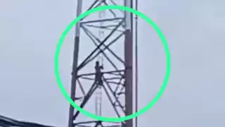 El individuo logró ser bajado tras dialogar con un agente policiaco