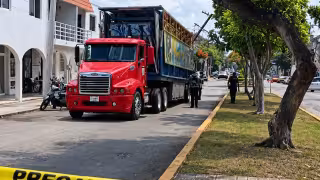 Tráiler con juegos mecánicos queda atorado en cables y provoca inclinación de poste en Cozumel