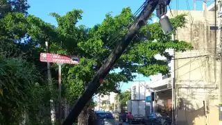 Accidente en colonia Centro de Tulum deja sin servicios de teléfono e internet a habitantes.
