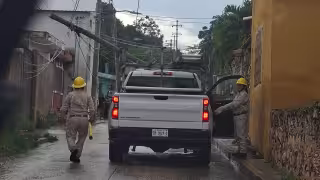 Un poste de luz cayó sobre cables eléctricos en el centro de Hopelchén tras las recientes lluvias.