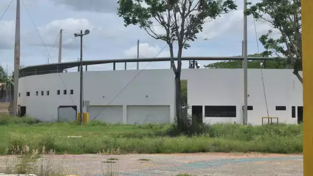 Hay daños en las gradas, techos y paredes del Centro de Espectáculos Montejo de Xmatkuil