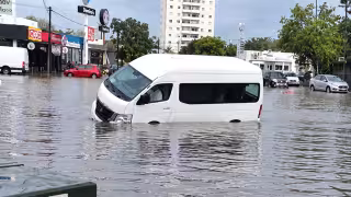 Aguacero deja vehículos dañados, inundaciones y fallas eléctricas en Quintana Roo
