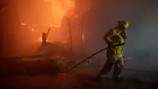 Incendio en Los Angeles, en el barrio Pacific Palisades, forzó evacuación de 30 mil residentes.