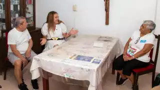 La Alcaldesa visita a vecinos beneficiados con la restauración de fachadas y techos de sus predios