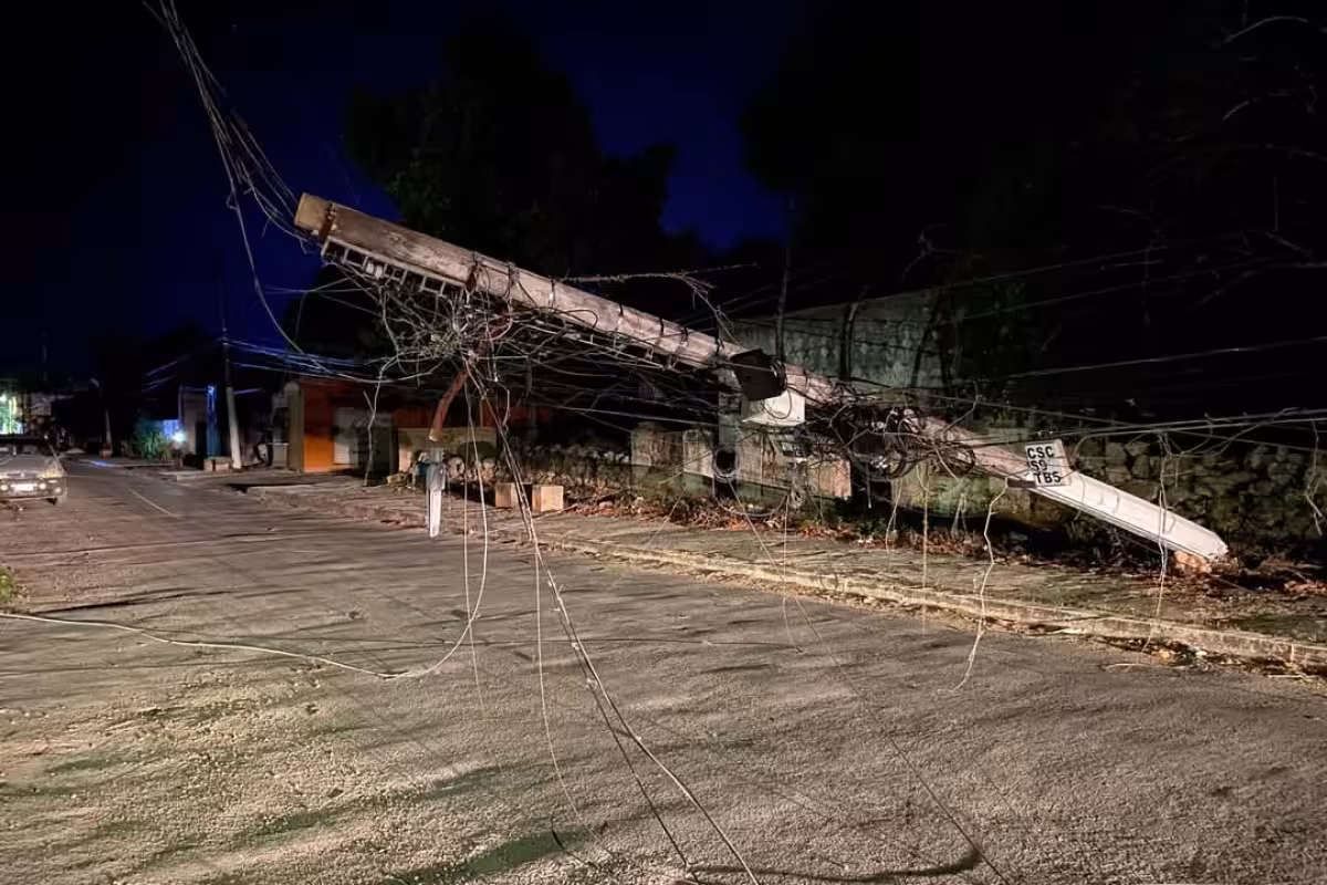 Colapsa poste de la CFE en Calkiní y deja sin luz a más de 100 familias ...