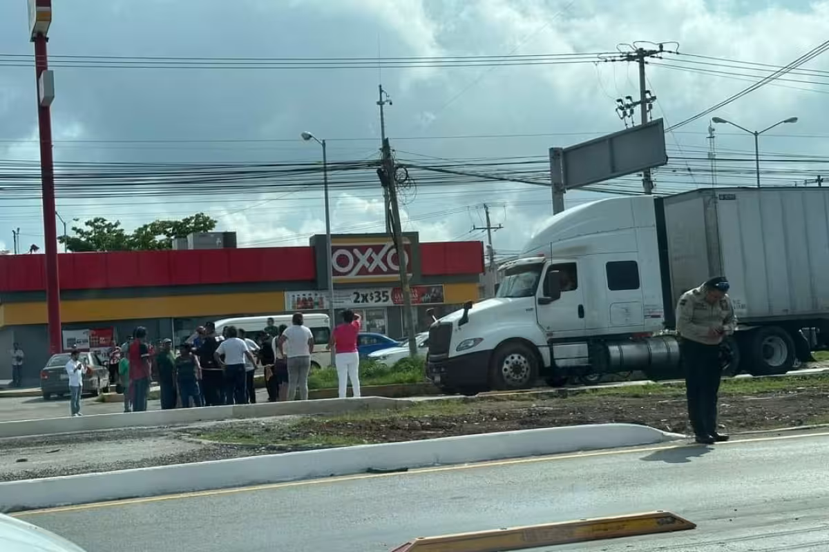 Vecinos bloquean la carretera Mérida-Umán por falta de electricidad ...
