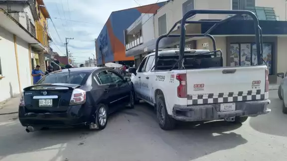Una conductora de la Guardia Nacional no realizó su alto obligatorio.