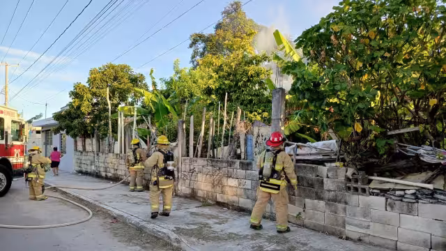 Los bomberos atendieron el llamado de emergencia y sofocaron las llamas.