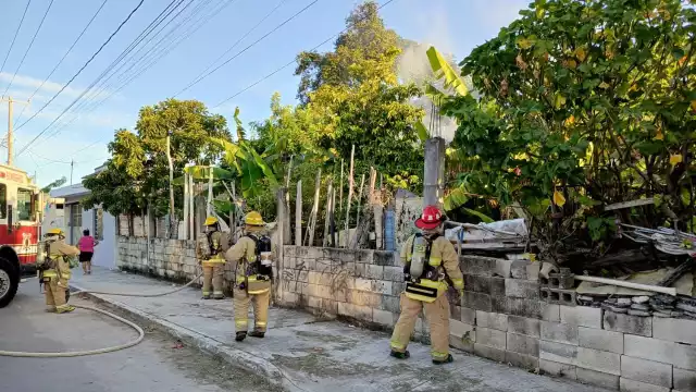 Los bomberos atendieron el llamado de emergencia y sofocaron las llamas.