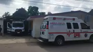 Profesora de secundaria es trasladada a hospital tras torsión del pie en José María Morelos.