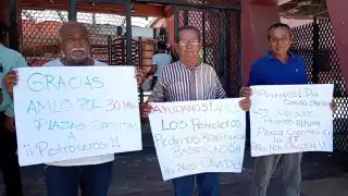 Trabajadores petroleros de Ciudad del Carmen protestan por el robo de plazas que les correspondían.
