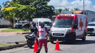 Accidente entre Urvan y motocicleta provoca caos vial en Champotón