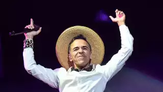 El vocalista alza la voz