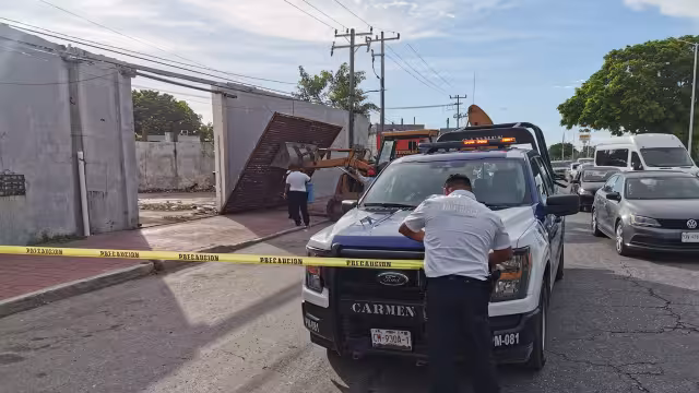 Un portón de media tonelada cayó sobre un niño de 11 años en Ciudad del Carmen, Campeche, causándole la muerte.
