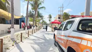 Trabajadores recorren la zona turística para cerciorarse de que los empresarios cuenten con documentación vigente