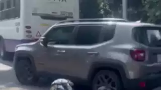 La conductora arrolló al repartidor y salió a toda velocidad para escapar de la autoridad.