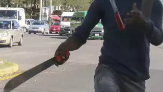 El hombre de 50 años recibió un machetazo en el brazo y quedó tendido en la calle.