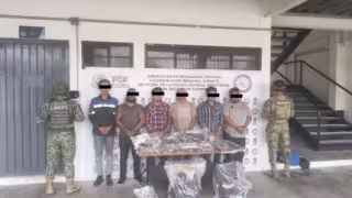 Un cateo federal de alto impacto en El Cerrito, Champotón, dejó un saldo de seis hombres arrestados.