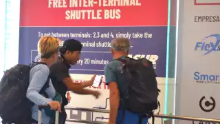 Los afectados trataban de alejarse del individuo, quien los seguía asegurándoles que les estaba ofreciendo transporte oficial.