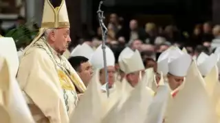 El Papa Francisco hace evidente su moretón que tiene en la barbilla.