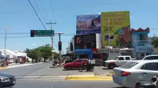 Un corto circuito causó el incendio de una camioneta en la colonia 10 de Mayo.
