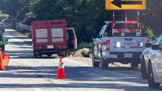 ¡Tremendo susto! Camioneta casi vuelca tras estallar un neumático cerca de Seybaplaya