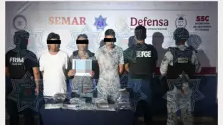 Los detenidos fueron detenidos y presentados por las autoridades.