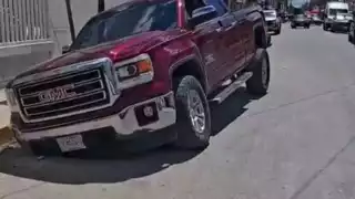 Vehículo en Escárcega termina dañado al caer en registro de drenaje sin tapa 