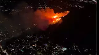 Nuevo incendio en Los Ángeles azota a Hollywood Hills.
