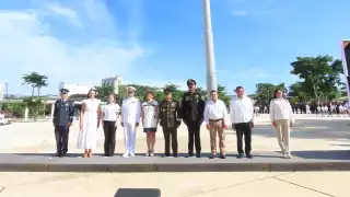 Izan la Bandera de México en el Parque La Plancha de Mérida por el inicio de las fiestas patrias