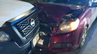 Sufre familia accidente al impactar su auto contra una camioneta en la colonia Ejido de Playa del Carmen