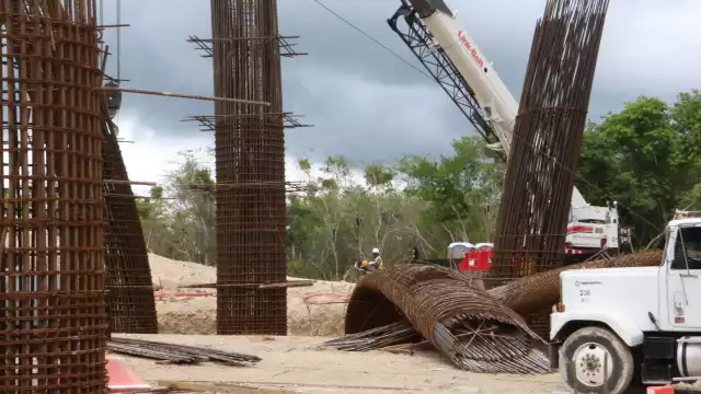 Los aguaceros y vientos de los últimos días causaron que se desplomara una torre para el puente