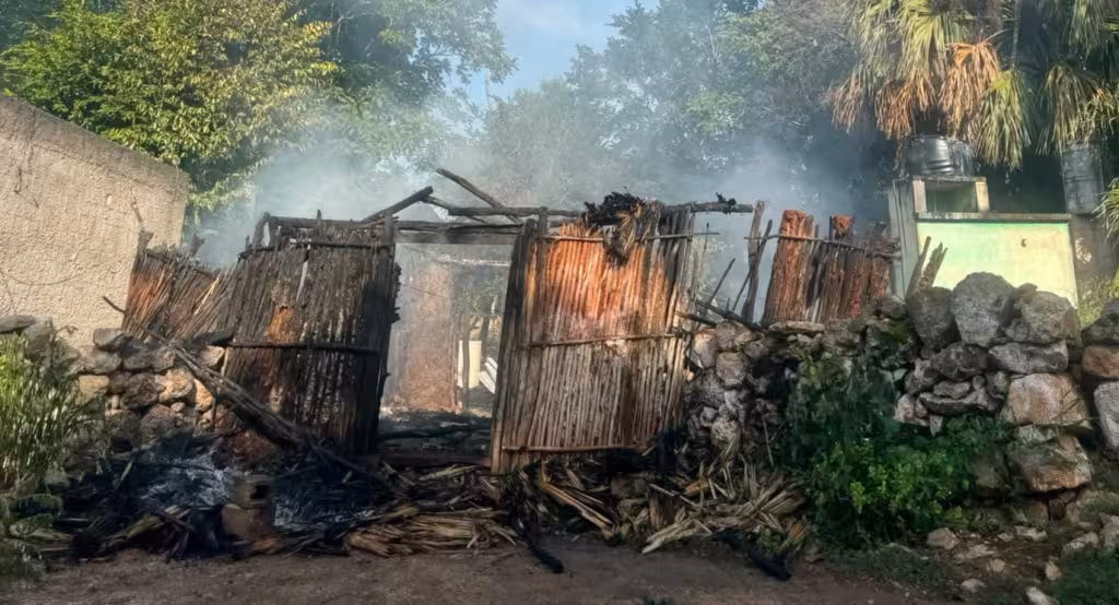 Incendio deja sin patrimonio a pareja de adultos mayores en Chapab